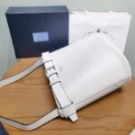 Prada 水桶包 - Image 5